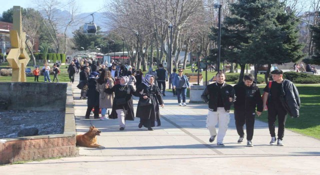 Orduda kış mevsiminde yaz havası sahilleri doldurdu