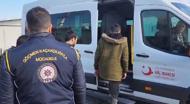 Osmaniye'de 12 Düzensiz Göçmen Yakalandı, Göçmen Kaçakçısı Tutuklandı