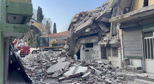 Osmaniye'de Ağır Hasarlı Binalar Kontrollü Şekilde Yıkılıyor
