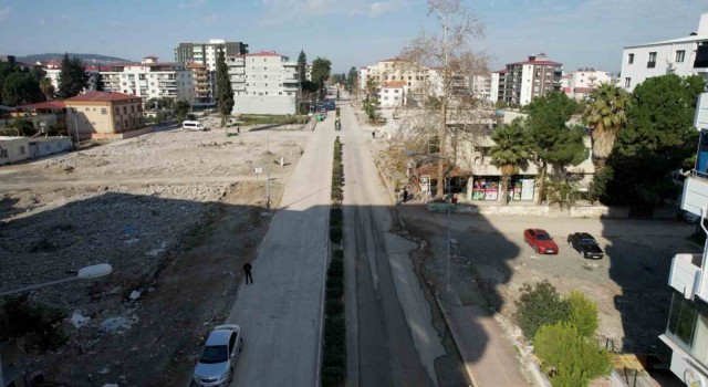Osmaniye'nin kalbi olan İstasyon Caddesi eski günlerini arıyor
