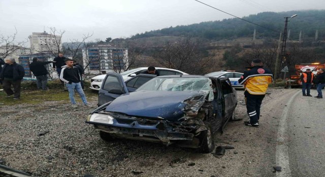 Otomobil tırla çarpıştı: 1i ağır 5 yaralı