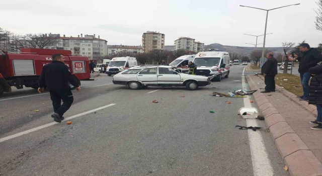 Otomobiller çarpıştı: 3 yaralı