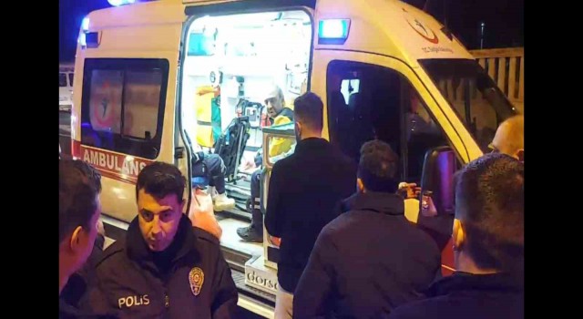 Park halindeki minibüse çarpan otomobil takla attı: 2 yaralı