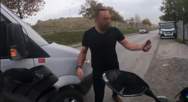 Pendikte kendisine baktı diye motosikletliyi yolda sıkıştırdı