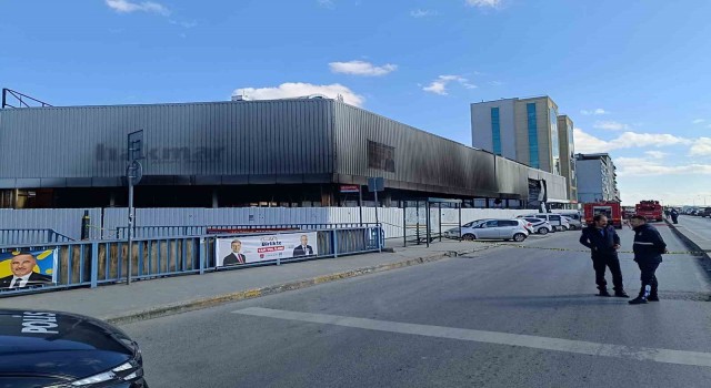 Pendikte korkutan yangın: Gökyüzünü siyah dumanlar kapladı