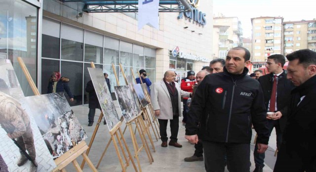 Saatler 13.24ü gösterdi depremin 1. yıl dönümü fotoğraf sergisiyle anıldı