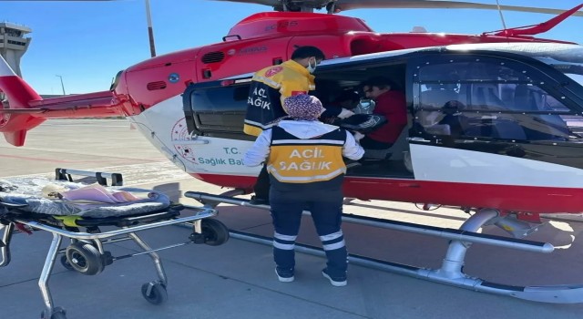 Şırnakta ambulans helikopter 2 yaşındaki Emine bebek için havalandı