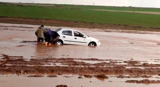 Siverekte sele kapılan otomobil kepçe yardımıyla kurtarıldı