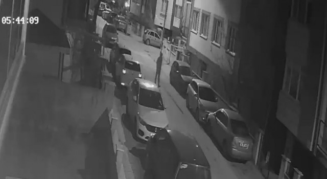 Sokak üzerindeki araçları tek tek çizdi