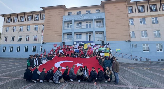 Sultanbeylide ortaokul öğrencileri Filistin için yürüdü