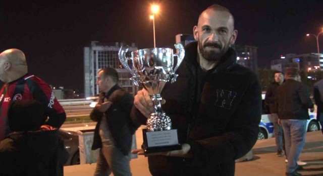 Süper Amatör Ligde grup şampiyonu olan Gülsuyusporda taraftarlardan şampiyonluk kutlaması