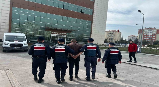 Şüpheli araçta 8 kaçak yakalandı, organizatör gözaltında