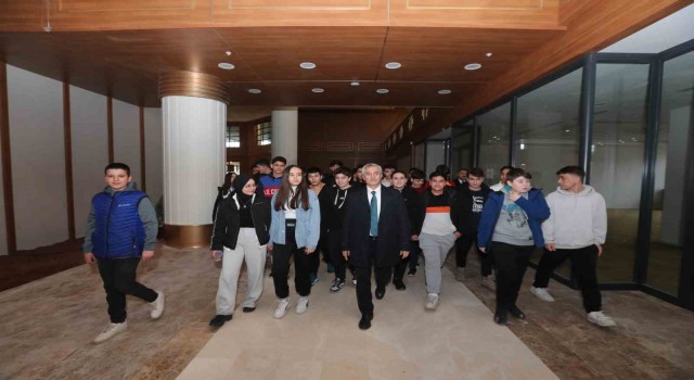 Tahmazoğlu gençlerle birlikte Millet Kütüphanesini gezdi