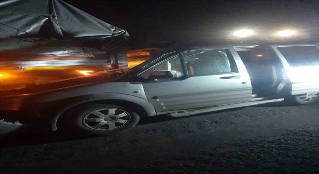 Tıra çarpan hafif ticari aracın sürücüsü kaldırıldığı hastanede öldü