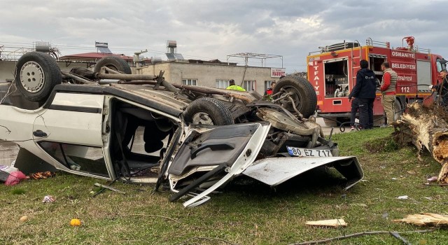 Tofaşın hurdaya döndüğü kazada 1'i ağır 3 kişi yaralandı