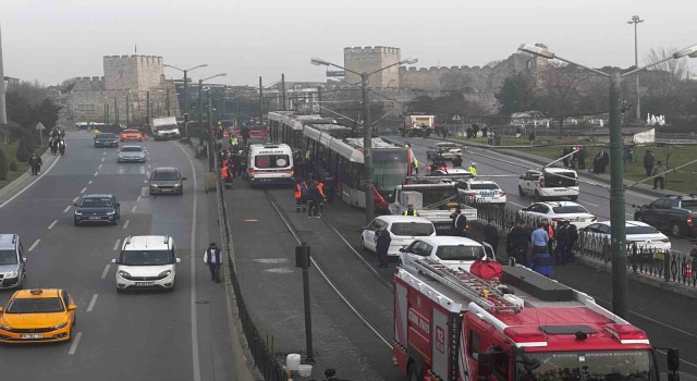 Topkapıda feci kaza: Tramvayın altında kalan şahıs hayatını kaybetti