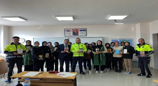 Trafik polisleri, öğrencilere mesleklerini tanıtıp kitap hediye etti