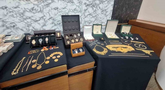 Türk Escobar lakaplı Urfi Çetinkayanın suç örgütüne düzenlenen operasyonda ele geçirilenler emniyette sergilendi