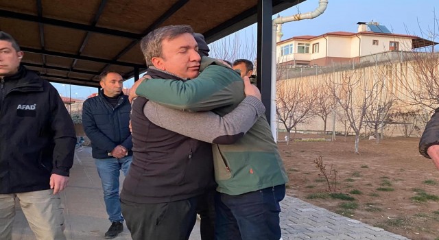 Vali Aydoğdu, kayıp madencilerin ailelerini yalnız bırakmıyor