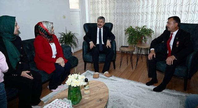 Vali Yılmaz, Depremde Ailesini Kaybeden Gaziyi Ziyaret Etti
