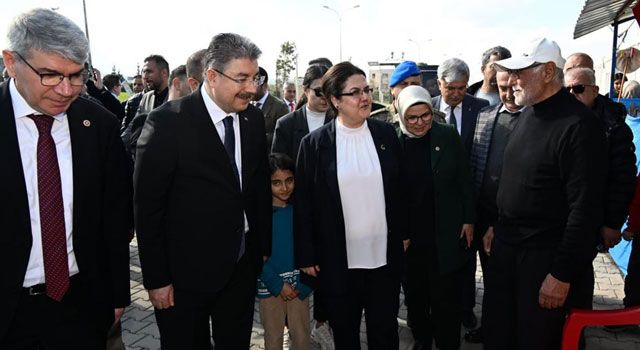 Vali Yılmaz ve Milletvekilleri, Konteyner Kenti Ziyaret Etti