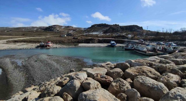Vanda balıkçı tekneleri limanda mahsur kaldı