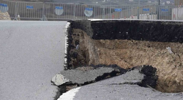 Yalovada hastane yolunda çökme devam ediyor