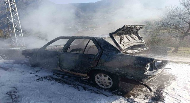 Yanan otomobil kullanılamaz hale geldi