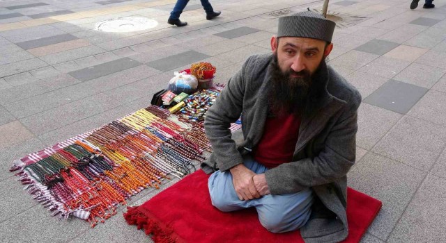 Yanlış iğne sonucu bedensel engelli dünyaya geldi: Sofra bezi üzerinde tezgah açarak geçimini sağlıyor