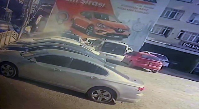 Yayaları önüne alıp duvara çarpmıştı: Kaza anı güvenlik kameralarına yansıdı