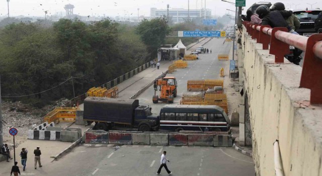 Yeni Delhide polis çiftçilerin kente girişini engellemek için beton bariyerler yerleştirdi