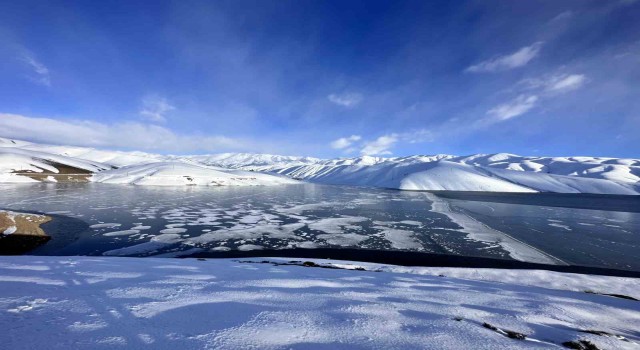 Yüksekovadaki Dilimli Barajı kısmen dondu