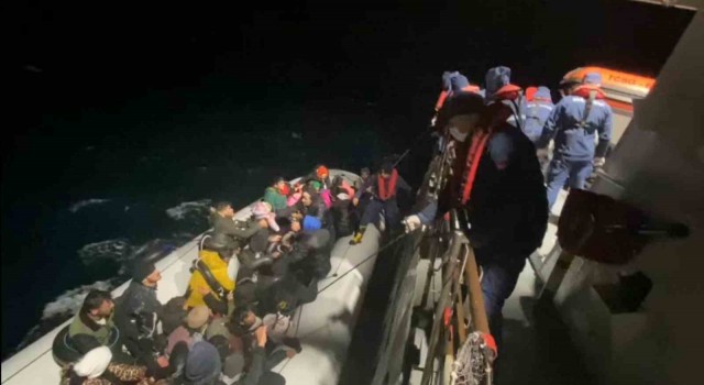 Yunanistanın Midilli Adasına kaçmak isteyen 55 göçmen yakalandı
