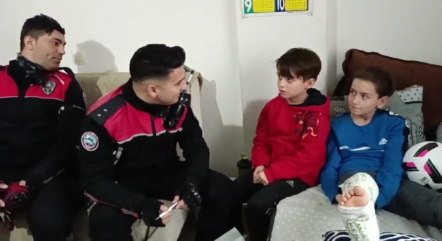 Yunus polislerinden ayağı kırılan küçük Berata ziyaret