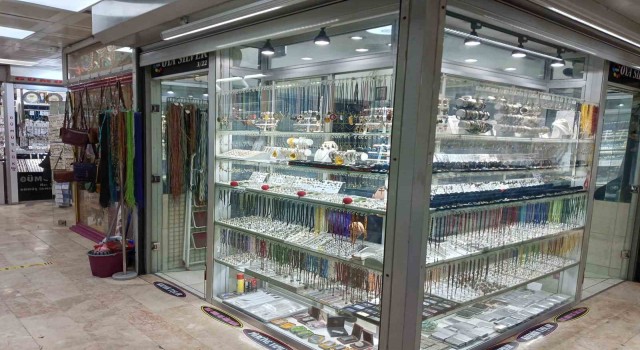 10 bin lira değerindeki takıyı çalan hırsızlar kameraya yakalandı