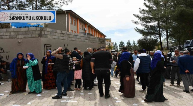 28 muhtar adayının yarıştığı mahallede, 9 yaşındaki Edanur amcası için oy toplamaya çalıştı