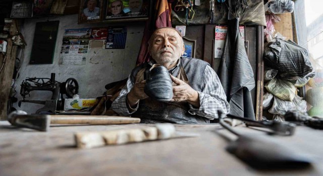 80lik Saruri Dede, kundura tamiriyle zamana direniyor