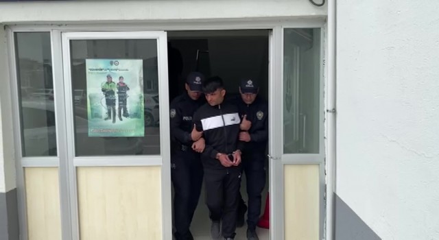 Adanada 7 suçtan 21 yıl hapis cezasıyla aranan hükümlü polisten kaçamadı