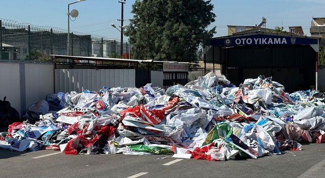 Adana'da Parti ve Adayların Afişleri Toplatılıyor