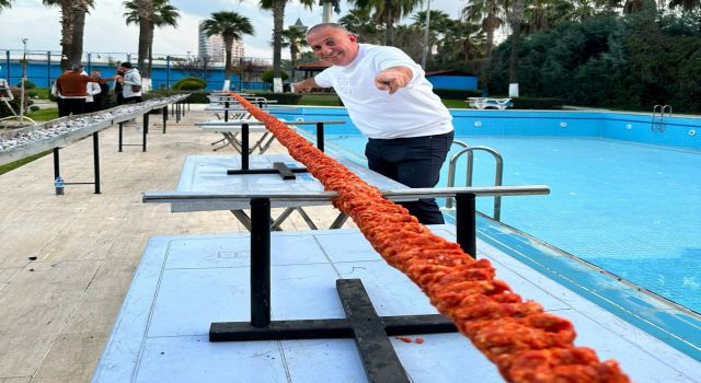 Adanalı kebapçı maç sonrası 31 metrelik boru kebap yaptı