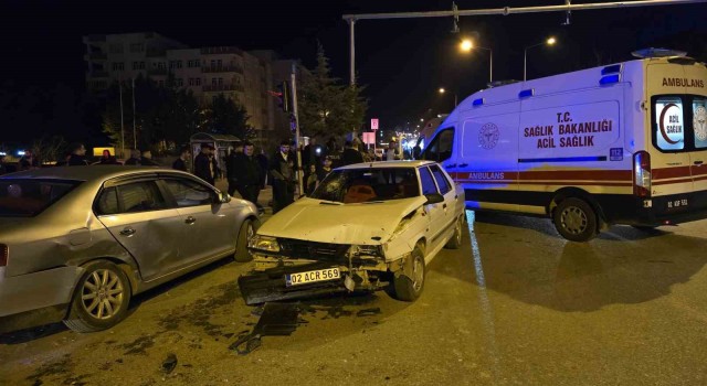 Adıyamanda iki otomobil çarpıştı: 12 yaralı