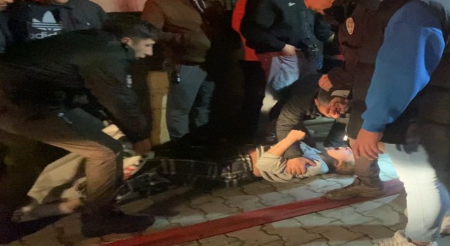 Kocaeli’de Ailesinin yaşadığı daireyi benzin döküp ateşe verdi: Sokak ortasında sinir krizi geçirdi