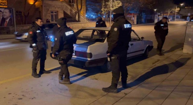 Aksarayda polisten şok denetim: Araçlar didik didik arandı