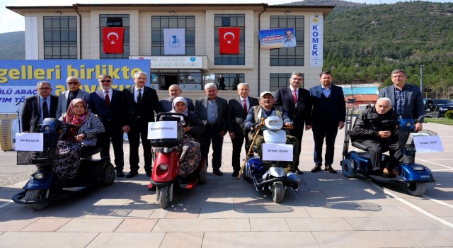 Akşehirde engelli vatandaşlara akülü araç desteği