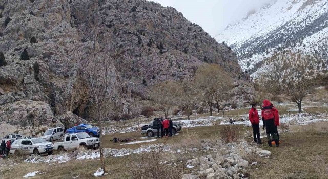 Aladağlarda kar kütlesi altında kalan dağcı hayatını kaybetti
