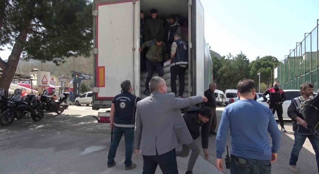 Amasyada 40 kaçak göçmen taşıyan tırın sürücüsü tutuklandı
