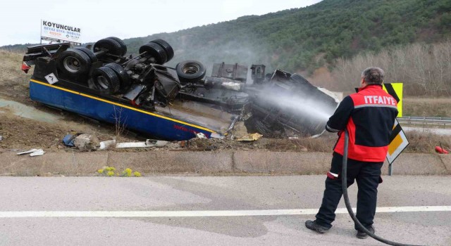 Amasyada akaryakıt tankeri devrildi: 1 yaralı