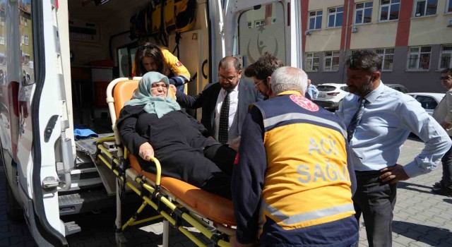 Ambulansla oy kullanacağı okula getirilen kadın: Devletimizden Allah razı olsun
