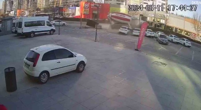 Ankarada kontrolden çıkan mikser park halindeki araçlara çarparak durabildi