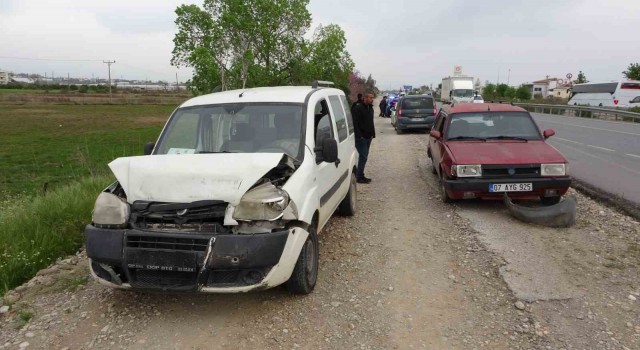 Antalyada 3 araçlı zincirleme kaza: 1 yaralı